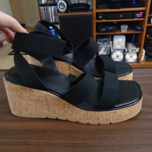 Torrid Triple Band Stretch Wedge Pre Owned  sz 13ww - Picture 1 of 7